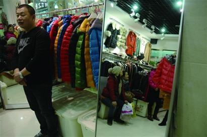 春節(jié)新裝打飛的入青 商街買(mǎi)新衣一千塊錢(qián)從頭換到腳